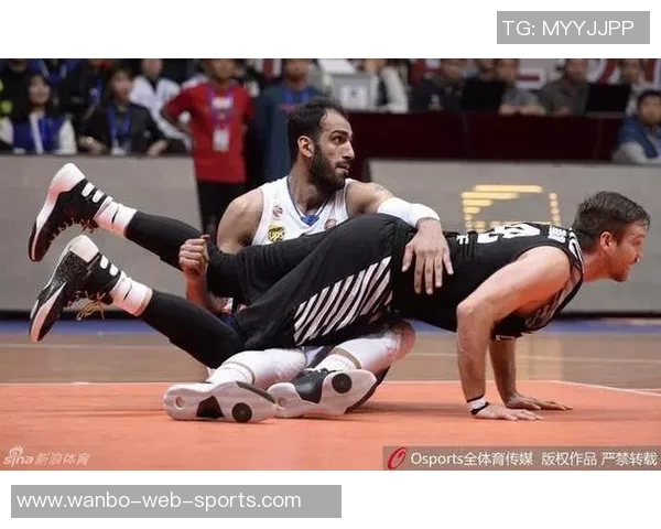 福克斯第三节火力全开7投6中狂砍16分上半场表现平平仅得4分