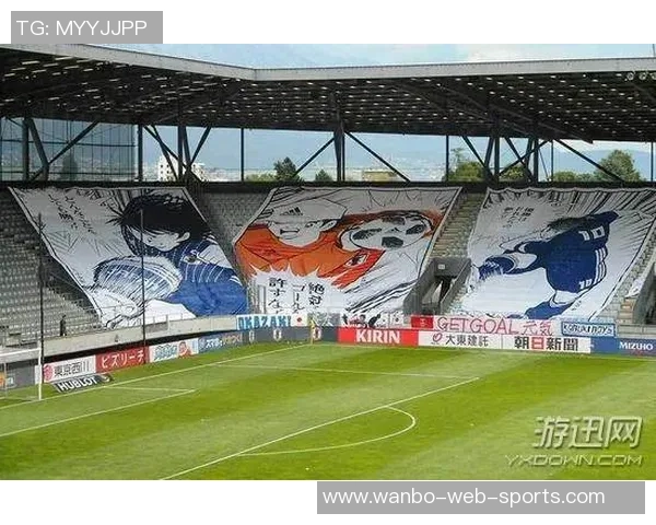 马德里球迷高举横幅抗议弗洛伦蒂诺批评其多项决策失误